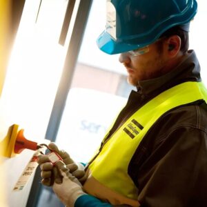 ضواغط Atlas Copco للمصانع - فني يفحص وحدة ضاغط الهواء
