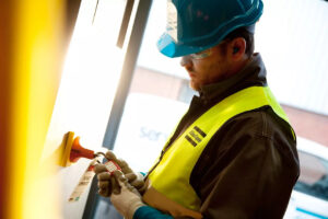 Atlas Copco كفاءة الطاقة - فني يفحص ضاغط الهواء